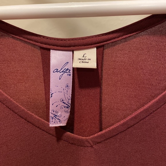 Sheer V neck long sleeve burgundy tunic with side pockets and pleated back - Picture 2 of 7